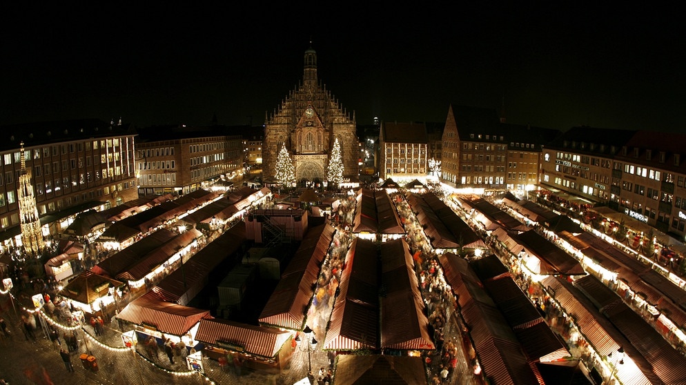 Nürnberger Christlkindlesmarkt erleuchtet den Nachthimmel.  | Bild: picture-alliance/dpa