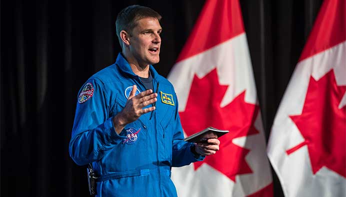 Jeremy Hansen à une conférence