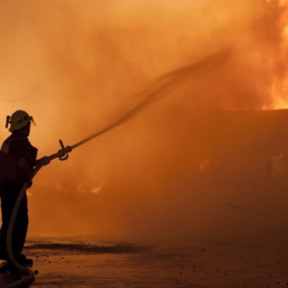 Shopping center burnt to the ground; All shops burned down VIDEO