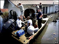 Voluntários procuram sobreviventes em área inundada de Nova Orleans