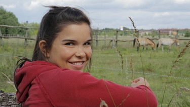 Wie wild ist das Wildpferd? | Anna bei einem Gehege in der Döbritzer Heide. Hier werden die einzigen Wildpferde der Welt gezüchtet. | Bild: BR | Text und Bild Medienproduktion GmbH & Co.KG