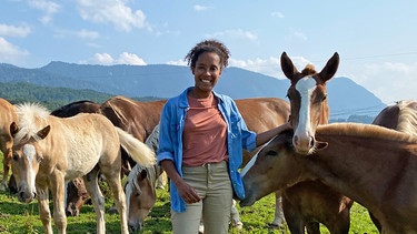 Ein Tag auf dem Pferdegestüt | Auf den weiten Koppeln von Gut Schwaiganger dürfen alle Fohlen des Gestüts den ganzen Sommer lang herumtoben.  | Bild: BR | Text und Bild Medienproduktion GmbH & Co. KG | Katharina Brackmann