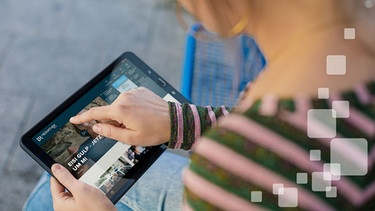 Frau mit Tablet in der Hand, auf dem die BR Mediathek zu sehen ist | Bild: BR