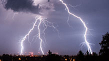 Unwetter mit Blitzen über einer Stadt