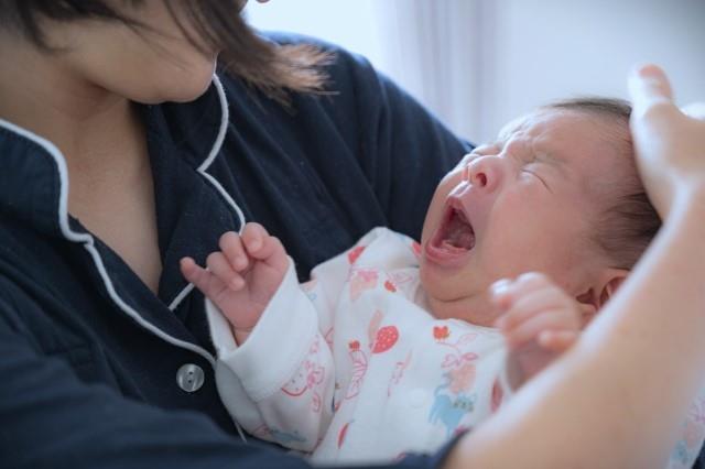 夜泣き対応は多くの母親を悩ませている（写真はイメージ）