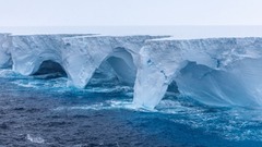 世界最大の氷山「Ａ２３ａ」、再び移動　同じ場所で回転し続けたのち