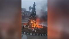 シリア首都でキリスト教徒が抗議デモ、クリスマスツリー燃やす動画の拡散受け