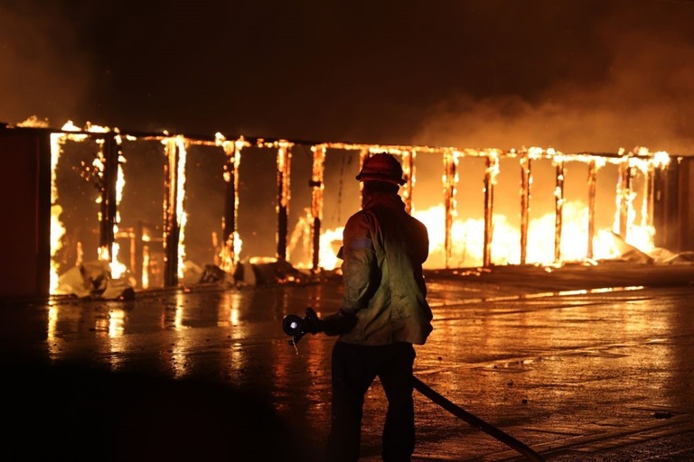 山火事が延焼している米カリフォルニア州ロサンゼルスでは被害が拡大している/California Department of Forestry and Fire Protection/Handout/Anadolu/Getty Images