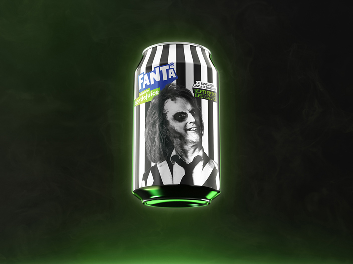 Lata de Fanta Beetlejuice de 355ml, sabor misterioso, com estampa do Beetlejuice em um fundo preto.