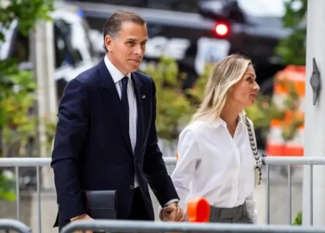   Hunter Biden (i) y su esposa Melissa Cohen Biden (d) en su juicio federal por armas en el Tribunal Federal de Distrito de Estados Unidos en Wilmington, Delaware, EE.UU. 11 de junio de 2024. EFE/EPA/Jim Lo Scalzo  