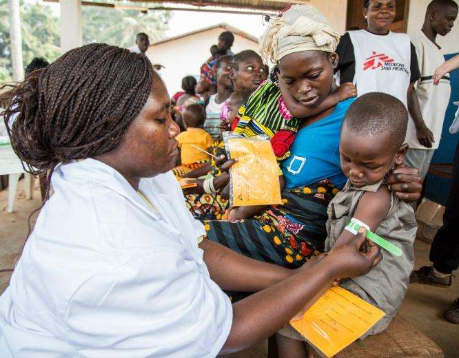 During a vaccination campaign in the Central African Republic, MSF also screens children for malnutrition. 