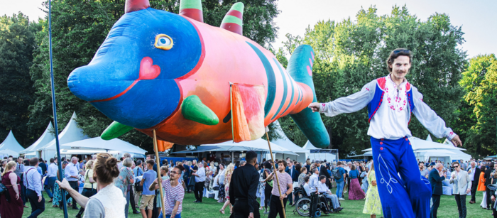 Impressionen des letztjährigen Bürgerfest: Ein Mensch auf Stelzen vorn rechts im Bild und in der Mitte oben ein großer bunter Fisch aus Pappmachée. Foto: Per Jacob Blut