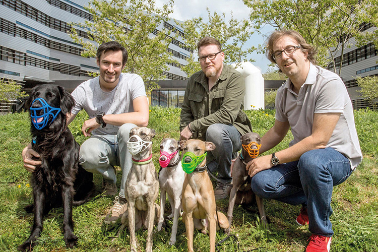 Das Team des Unternehmens LiMuZZ mit ihren Hunden.