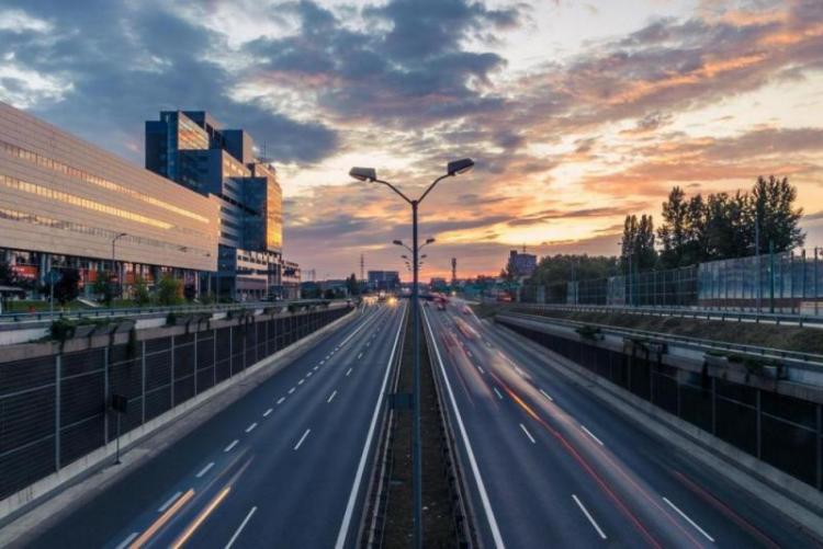 Autobahn im Sonnenuntergang. Foto: Adam Grabek, Unsplash