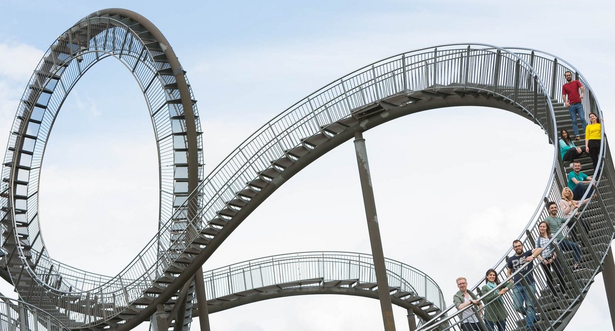 Auf der Landmarke "Tiger&Turtle" stehen internationale Studierende