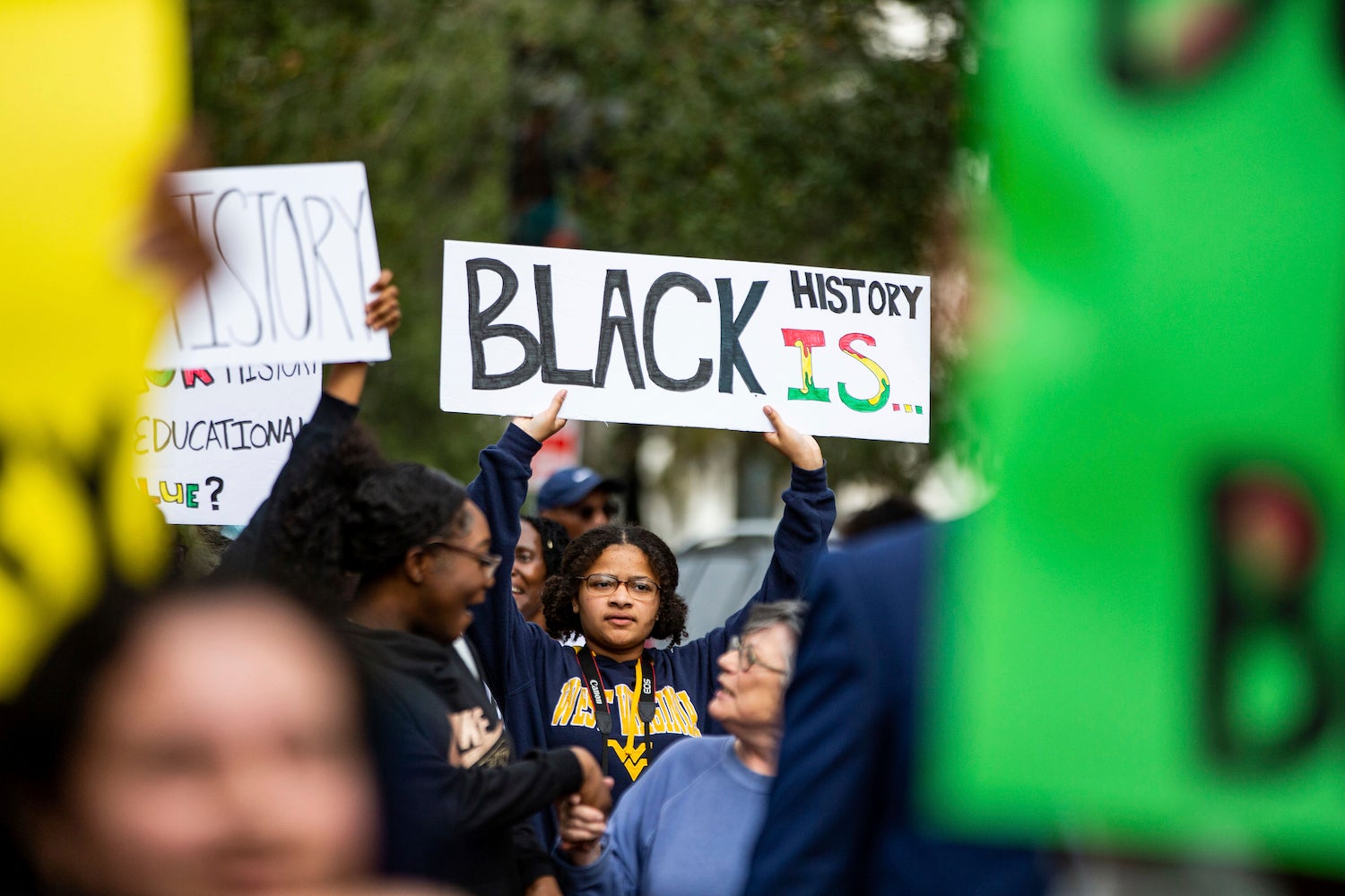 Menschen nehmen an der Demonstration des National Action Network teil, als Reaktion auf Floridas Gouverneur Ron DeSantis' Ablehnung eines Geschichtskurses über afroamerikanische Geschichte an der High School, Tallahassee, Florida, 15. Februar 2023. 