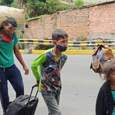 Returnees walking along road carrying belongings