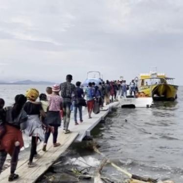 Migrantes y solicitantes de asilo se embarcan en barcos que los llevarán desde Necoclí a Capurganá, Colombia, donde muchos comenzarán un viaje de varios días a través del Tapón del Darién.