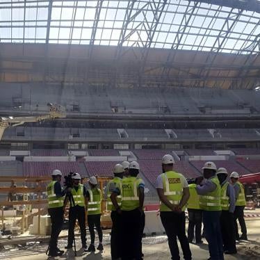 A picture taken on December 4, 2018, shows workers at the Al-Bayt Stadium in Al-Khor, a city in northeastern Qatar. © 2018 David Harding/AFP