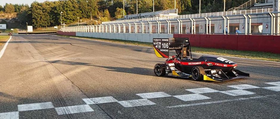 Rennwagen des Student Racing Teams Scuderia Mensa auf einer Rennstrecke