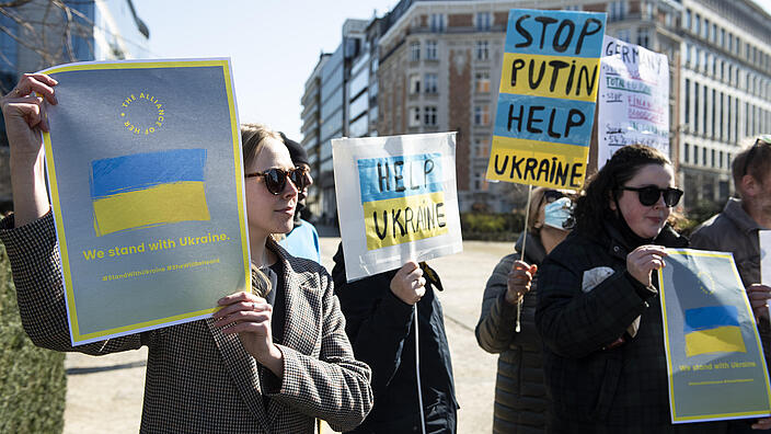 People demonstrating against war in Ukraine