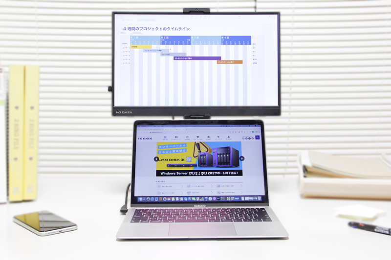 モバイルモニターをPCの真上に配置して作業効率UP！