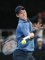 男子シングルス１回戦で、フォアハンドのショットを放つ錦織圭＝１２日、メルボルン（ＥＰＡ時事）