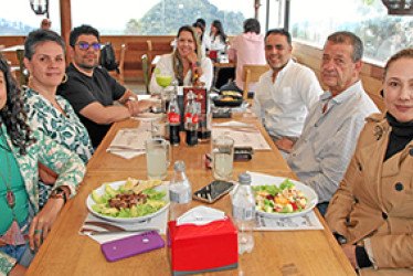 Carolina Hidalgo, Alexandra Agudelo, Enrique Garcés, Estefani Moreno, Iván Rendón, Hernán Robledo y Marisol Restrepo compartieron un almuerzo en el restaurante La Farfalla.