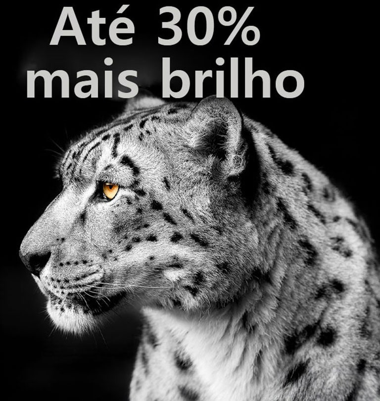 Uma imagem de um leopardo branco mostrando a lateral da sua face no lado esquerdo da imagem. A frase "Até 30% mais brilho" aparece à esquerda.