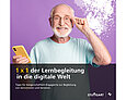 Das Bild zeigt das Cover der neuen Broschüre "1 x 1 der Lernbegleitung in die digitale Welt". Ein älterer Mann schaut lächelnd in die Kamera. In der einen Hand hält er ein Smartphone, mit der anderen Hand greift er nach seiner Brille.