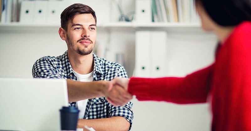 Zwei Personen schütteln sich die Hände