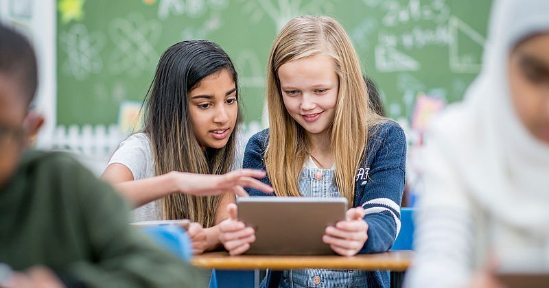 Zwei Mädchen mit Tablet im Unterricht