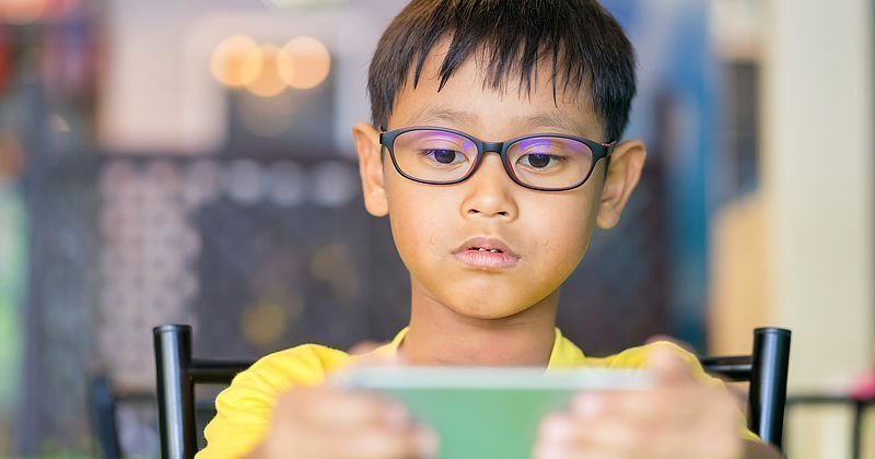 Grundschüler mit Tablet