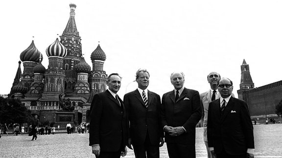 V.l.n.r.: Egon Bahr (Deutschland/SPD/Staatssekretär im Bundeskanzleramt), Bundeskanzler Willy Brandt (Deutschland/SPD), Außenminister Walter Scheel (Deutschland/FDP), Rüdiger von Wechmar (Deutschland) und Paul Frank (Deutschland/Staatssekretär im Auswärtigen Amt) auf dem Roten Platz vor der Basilius-Kathedrale in Moskau.