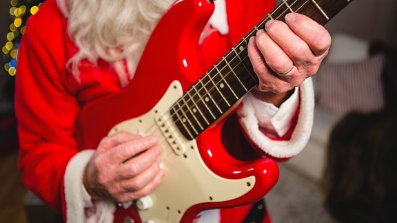 Weihnachtsmann spielt auf Gitarre