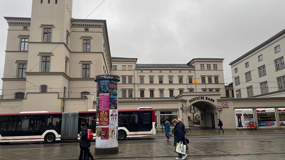 Ein prominentes Gebäude: Die ehemalige Reichsbahndirektion am Erfurter Hauptbahnhof. 