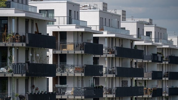 Blick auf Neubau-Wohnungen mit Balkonen