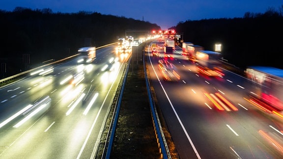 Fahrzeuge fahren über die Autobahn A2 in der Region Hannover.