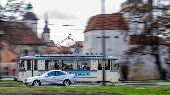 Ein Triebwagen der Straßenbahn Naumburg fährt durch die Stadt.