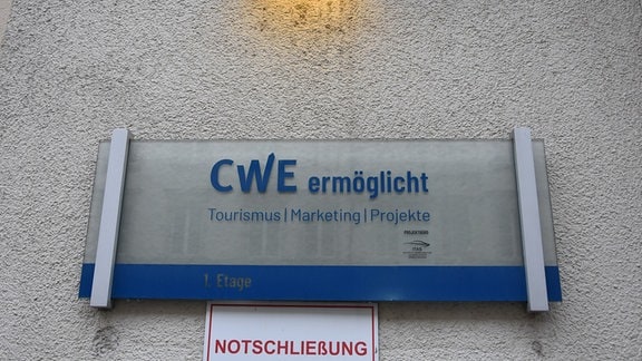 Ein Schild: "CWE ermöglicht", darunter ein Schild "Notschließung".