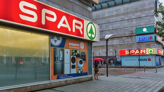 Geschäfte mit großem SPAR-Logo