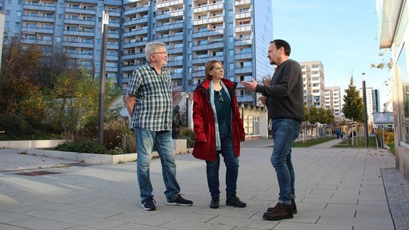 Redakteur Dirk Reinhardt im Interview mit Tamara Steinecke und Hagen Vedder von der Initiative "Berliner Brücke" in Erfurt.