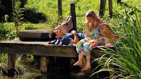 Robert (Lorenzo Patané, l.) und Lena (Johanna Bönninghaus, r.) verstehen sich bei ihrem Ausflug sehr gut.