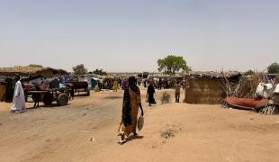 Vue d'une allée du camp d'Aboutengue dans l'est du Tchad, qui accueille plus de 45 000 réfugiés soudanais. 2024.