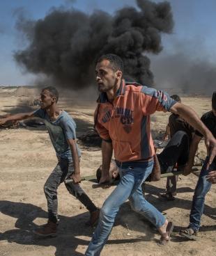 Manifestation du 14 mai contre l'ouverture de l'ambassade américaine à Jérusalem. Un manifestant vient d'être touché à la jambe. Bande de Gaza. 2018.