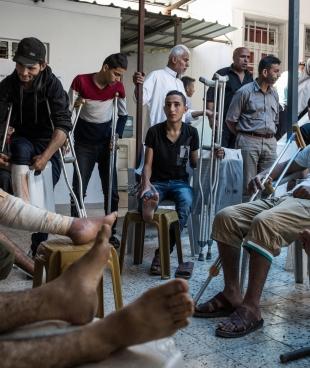 Des patients attendent d'être pris en charge dans un centre de soins post-opératoires MSF. 16 mai 2018. Gaza.