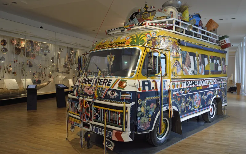 Car sénégalais peint et décoré dans la Galerie de l'Homme