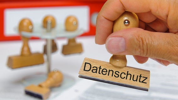 Eine Hand hält einen Stempel mit der Aufschrift "Datenschutz" in der Hand. © Colourbox Foto: Wolfgang Filser