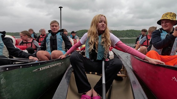 Schülerinnen und Schüler in Kanus unterwegs in Mecklenburg © Screenshot 