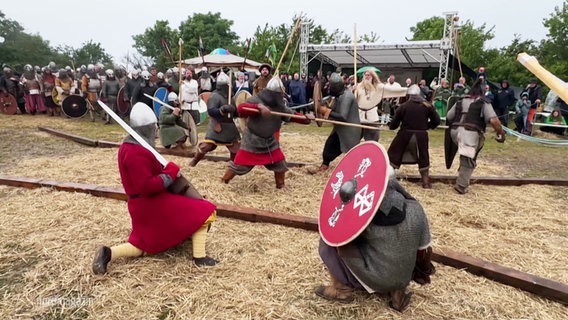 Auf einem Wikingerfest stellen Akteure eine historische Schlacht nach. © Screenshot 